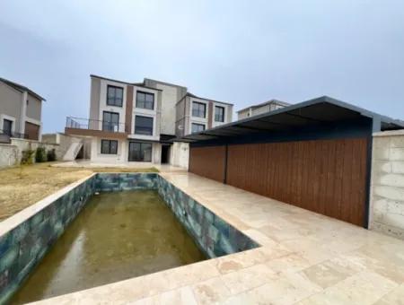 5 2 Spacious Rental Villas With Detached Pool In Seferihisar