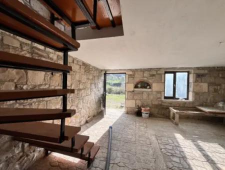 Stone House And Olive Grove In 1800 M² Plot In Seferihisar Kavakdere