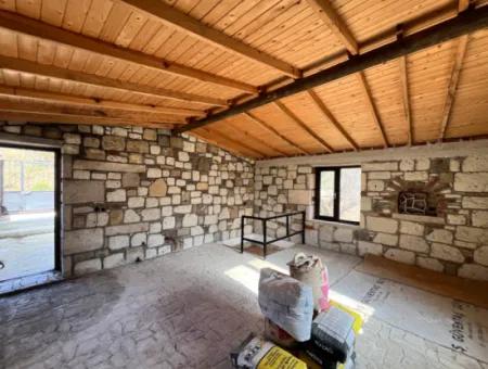 Stone House And Olive Grove In 1800 M² Plot In Seferihisar Kavakdere