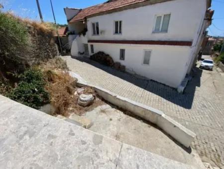 Detached House For Sale In Seferihisar Ulamış Neighborhood Close To The Village Square