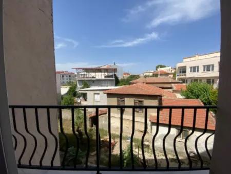 Apartment For Sale In Seferihisar Camikebir Neighborhood, 2 Rooms 1 Living Room, Closed Kitchen