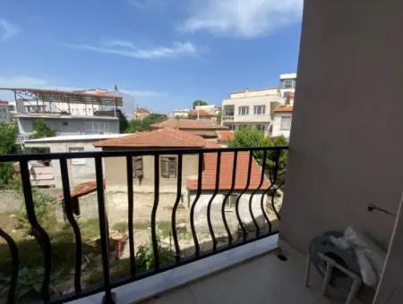 Apartment For Sale In Seferihisar Camikebir Neighborhood, 2 Rooms 1 Living Room, Closed Kitchen