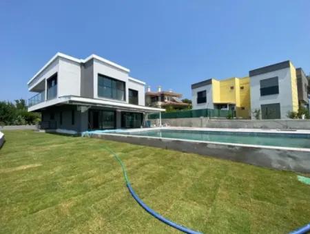 Luxury Villa With Pool With 420 M2 Usage Area In 625 M2 Plot In Çeşme Boyalık