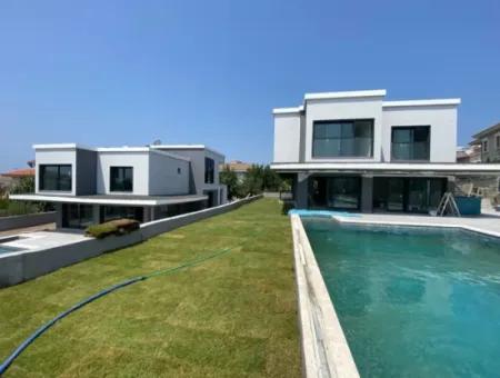 Luxury Villa With Pool With 420 M2 Usage Area In 625 M2 Plot In Çeşme Boyalık