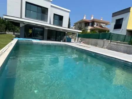 Luxury Villa With Pool With 420 M2 Usage Area In 625 M2 Plot In Çeşme Boyalık