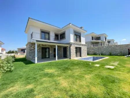 4 1 Villa For Sale With Pool And Garden In Seferihisar Akarca