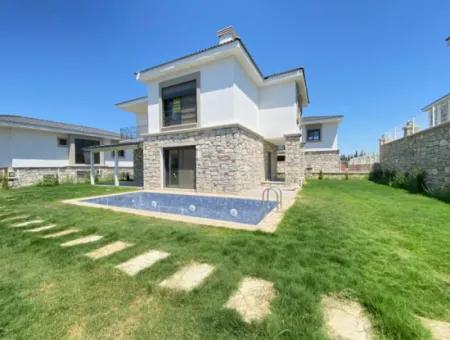 4 1 Villa For Sale With Pool And Garden In Seferihisar Akarca