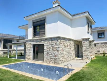 4 1 Villa For Sale With Pool And Garden In Seferihisar Akarca