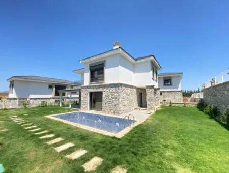 4 1 Villa For Sale With Pool And Garden In Seferihisar Akarca