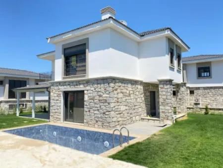 4 1 Villa For Sale With Pool And Garden In Seferihisar Akarca