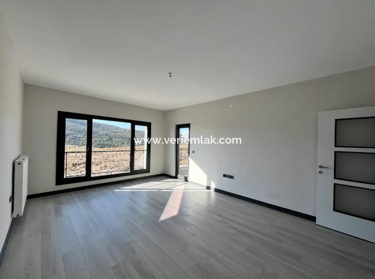 Seferihisar Toki'de 3+1 Ayrı Mutfaklı, Köşe Konumlu Kiralık Daire!