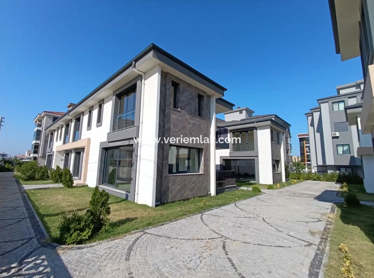 Seferihisar Gözsüzler'de 4+1, 180M2 Site İçerisinde Sıfır Villa