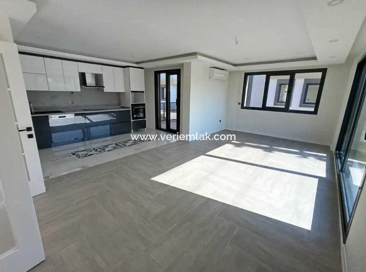 Seferihisar  Gözsüzler'de 4+1 , 180M2 Sıfır Kiralık Villa