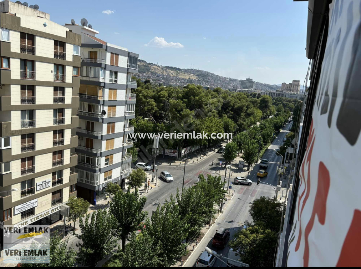 Alsancak Şair Eşref Bulvarı Üzerinde Fuar Manzaralı Önü Açık Satılık Daire