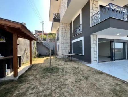 Akarca Elmastaş Mevkii'nde Deniz Manzaralı, Köşe Konumlu Müstakil Havuzlu Villa