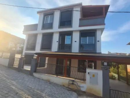 Doğanbey Cumhuriyet Mahallesi'nde Denize Yakın, Pergolalı, Şık Ve Modern Villa