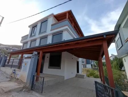 Doğanbey Cumhuriyet Mahallesi'nde Denize Yakın, Pergolalı, Şık Ve Modern Villa