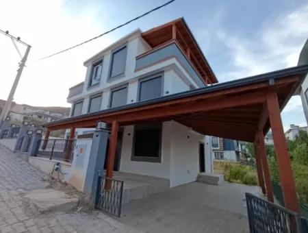 Doğanbey Cumhuriyet Mahallesi'nde Denize Yakın, Pergolalı, Şık Ve Modern Villa