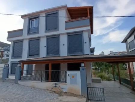 Doğanbey Cumhuriyet Mahallesi'nde Denize Yakın, Pergolalı, Şık Ve Modern Villa