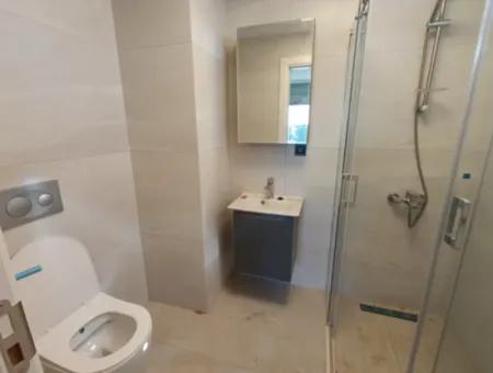 Seferihisar'da Havuzlu Site İçinde 4. Kat Balkonlu 3+1 Daire | 140 M² | Ebeveyn Banyosu | Ayrı Mutfak | Manzaralı Balkon | Geniş Peyzaj Alanları