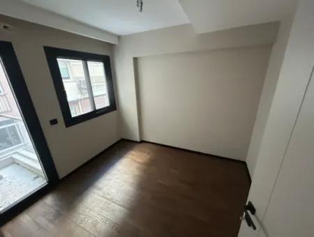 Alsancak 9 Eylül Rektörlüğünün Karşısında Cumhuriyet Bulvarı Üzerinde Sıfır Binada Kiralık İşyeri