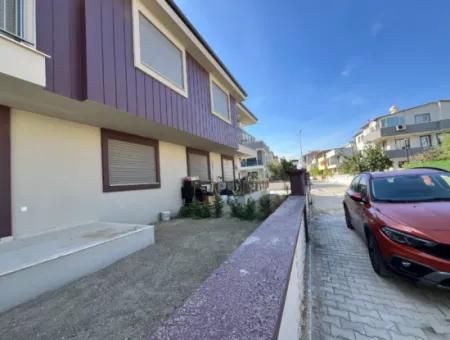 Seferihisar’da Geniş Bahçeli, Ebeveyn Banyolu Ve Ada Mutfaklı Modern Villa!