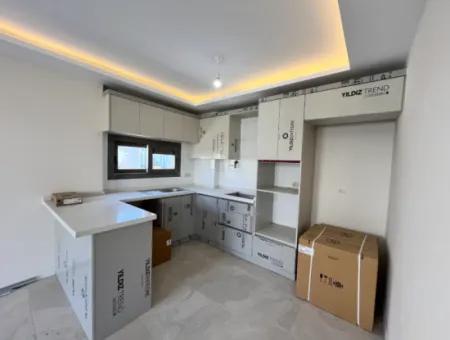 Seferihisar’da Geniş Bahçeli, Ebeveyn Banyolu Ve Ada Mutfaklı Modern Villa!