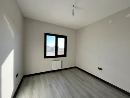 Seferihisar Toki'de 3+1 Ayrı Mutfaklı, Köşe Konumlu Kiralık Daire!