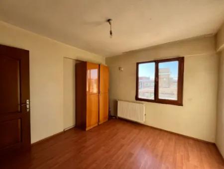 Seferihisar'ın Kalbinde, Ayrı Mutfaklı Ve Geniş Balkonlu Kiralık 2+1 Daire