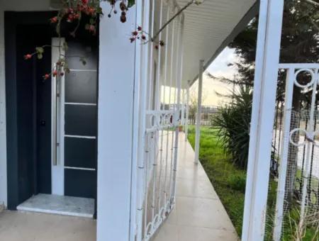 Seferihisar Düzce Mahallesi’nde, Merkezi Konumda, Geniş Bahçeli Ve Teraslı Satılık Villa