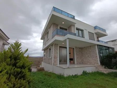 Seferihisar Akarca’da Deniz Manzaralı Şömineli Villa!