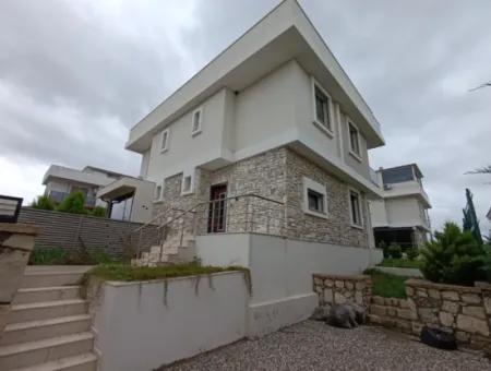 Seferihisar Akarca’da Deniz Manzaralı Şömineli Villa!