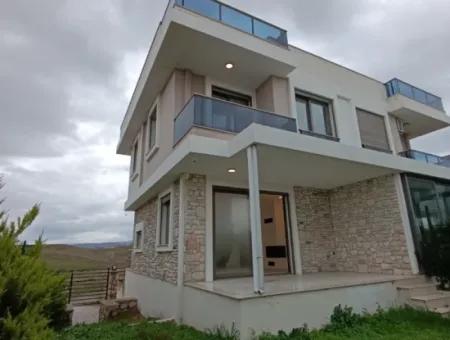 Seferihisar Akarca’da Deniz Manzaralı Şömineli Villa!