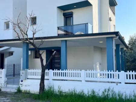 Seferihisar Akarca’da Denize Yürüyüş Mesafesinde Tamamen Yenilenmiş Tripleks Villa