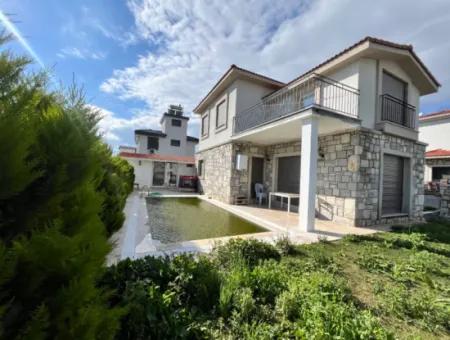 Seferihisar Akarca’da Denize Yakın, Müstakil Havuzlu, Taş Mimarili Lüks Villa