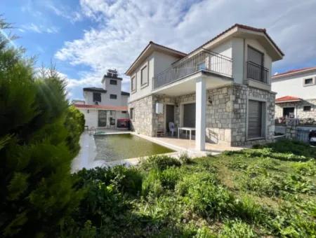 Seferihisar Akarca’da Denize Yakın, Müstakil Havuzlu, Taş Mimarili Lüks Villa