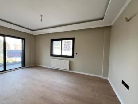 Seferihisar Camikebir Mahallesinde, Korkmaz Kent Sitesi’nde 2+1, Havuz Cepheli, 75M² Ferah Daire!