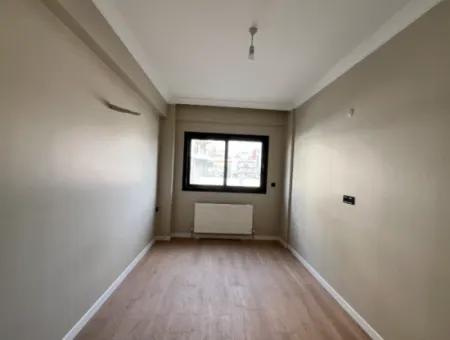 Seferihisar Camikebir Mahallesinde, Korkmaz Kent Sitesi’nde 2+1, Havuz Cepheli, 75M² Ferah Daire!