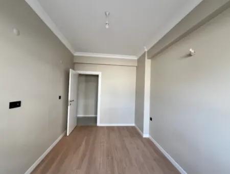 Seferihisar Camikebir Mahallesinde, Korkmaz Kent Sitesi’nde 2+1, Havuz Cepheli, 75M² Ferah Daire!