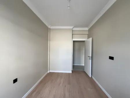 Seferihisar Camikebir Mahallesinde, Korkmaz Kent Sitesi’nde 2+1, Havuz Cepheli, 75M² Ferah Daire!