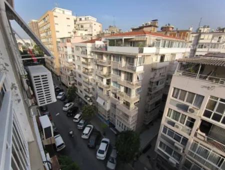 Alsancak Mahmut Eshat Caddesinde Mobilyalı Full Eşyalı Satılık  Daire