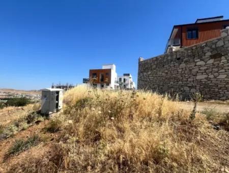 Seferihisar Çevrekent Sitesinde Villa İmarlı Satılık Arsa