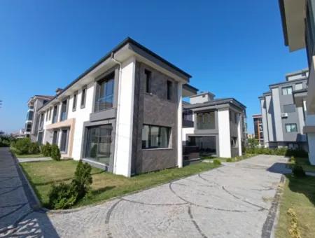 Seferihisar Gözsüzler'de 4+1, 180M2 Site İçerisinde Sıfır Villa