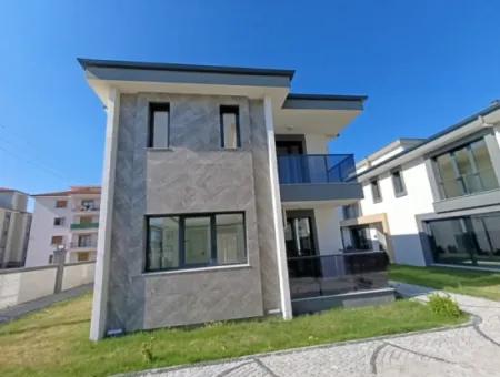 Seferihisar Gözsüzler'de 4+1, 180M2 Site İçerisinde Sıfır Villa