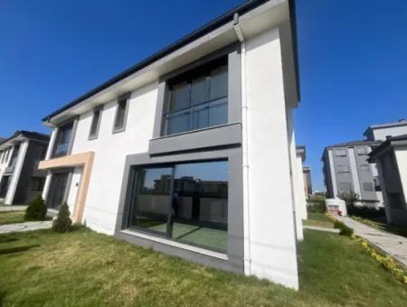 Seferihisar Gözsüzler'de 4+1,200M2 Müstakil Sıfır Villa