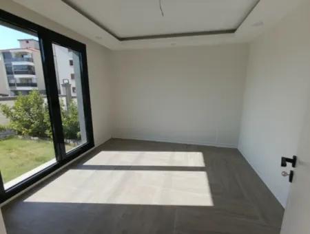 Seferihisar  Gözsüzler'de 4+1 , 180M2 Sıfır Kiralık Villa