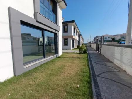 Seferihisar  Gözsüzler'de 4+1 , 180M2 Sıfır Kiralık Villa