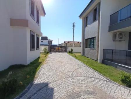 Seferihisar  Gözsüzler'de 4+1 , 180M2 Sıfır Kiralık Villa