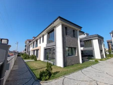 Seferihisar  Gözsüzler'de 4+1 , 180M2 Sıfır Kiralık Villa