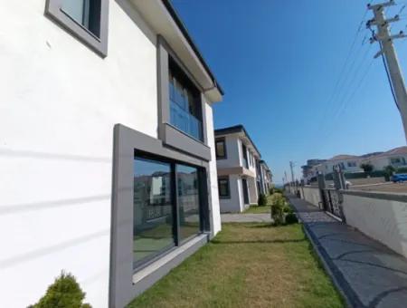 Seferihisar  Gözsüzler'de 4+1 , 180M2 Sıfır Kiralık Villa